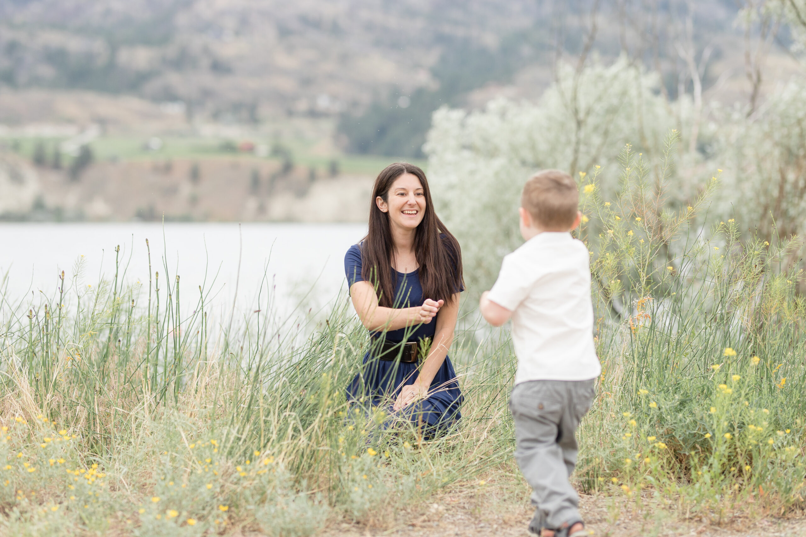 family photoshoot near a lake in Okanagan